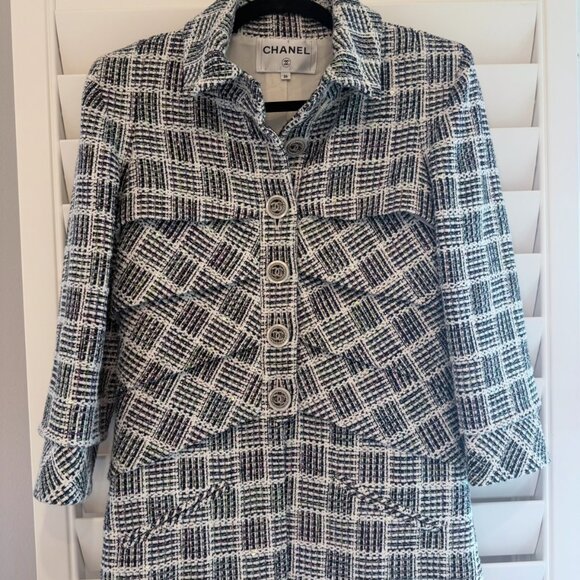 CHANEL WHITE/NAVY MULTI CC LOGO BUTTONED METALLIC DETAIL TWEED JACKET - Picture 1 of 9